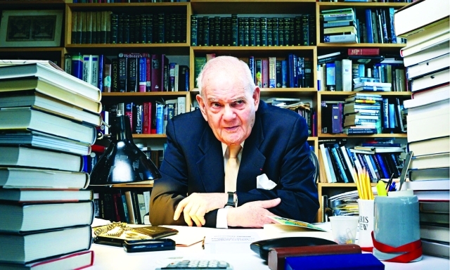 "روبرت سيلفرز في مكتبه"