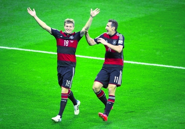 "كروس يحتفل بأحد هدفيه في مرمى البرازيل مع زميله كلوزه \t أ ف ب"