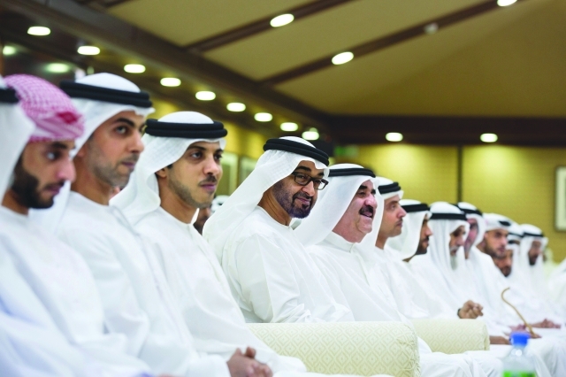 "سعود المعلا ومحمد بن زايد خلال المحاضرة بحضور هزاع ونهيان ومنصور وعمر بن زايد وزايد بن هزاع"
