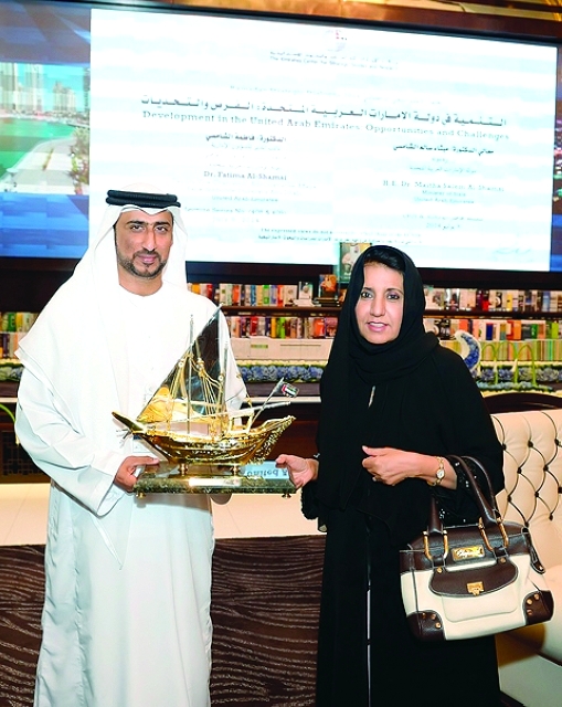 "ميثاء الشامسي تتسلم هدية تذكارية من المصدر"