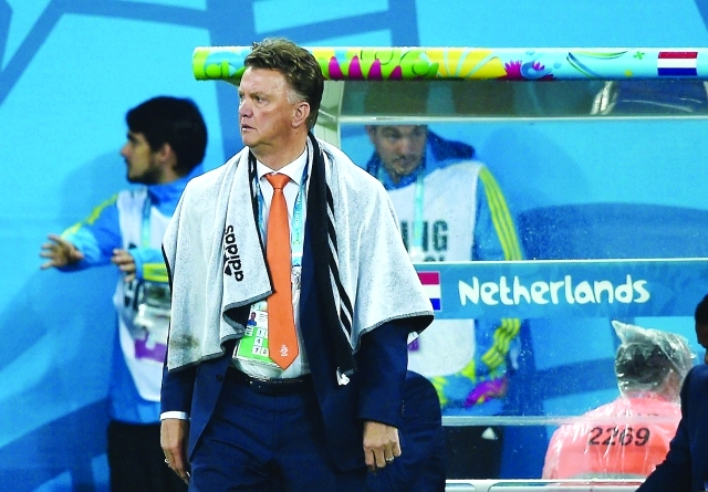 "فان غال مدرب بطولاتأ ف ب"