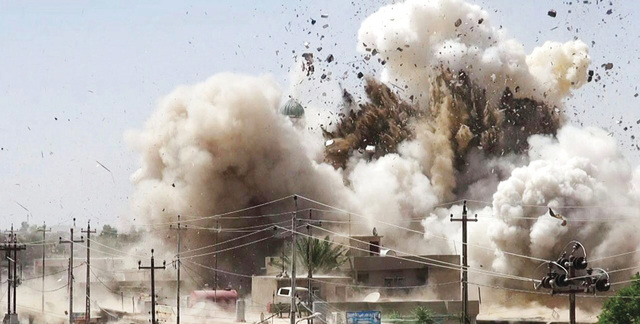 "الدخان يتصاعد بعد تفجير عناصر »داعش« لمسجد في تلعفر العراقية.  أ.ب"