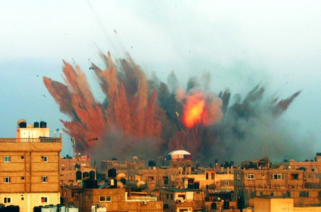 "الغبار واللهيب يرتفعان في سماء رفح إثر القصف الإسرائيلي\tأ.ف.ب"