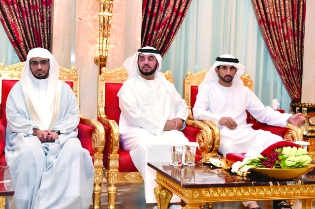 "حمدان بن محمد والمزروعي خلال استقبال الضيوف"