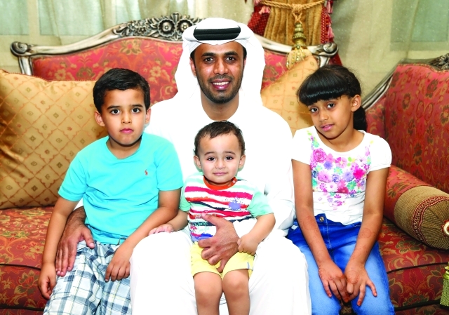 "محمد بين أبنائه في منزله بمنطقة الرمس برأس الخيمة \t تصوير- محمد حنيف"