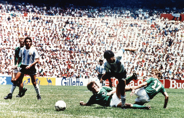 "مارادونا اثناء مشاركته في مباراة الأرجنتين وألمانيا في نهائي 1986ا ف ب"