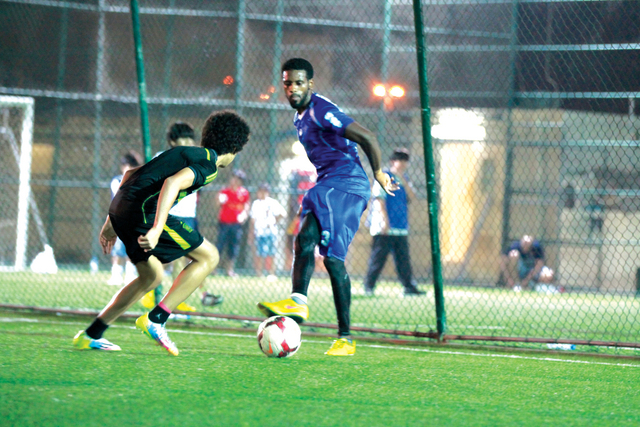 "فايز جمعة لاعب البريد في إحدى التسديدات من المصدر"