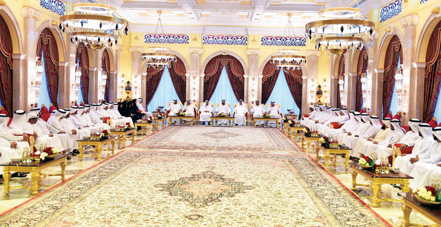 "محمد بن راشد ومكتوم بن محمد خلال استقبال أعضاء الوطني بحضور المر وأحمد بن سعيد وقرقاش وضاحي خلفان \tتصوير -محمد هشام وخليفة عيسى"