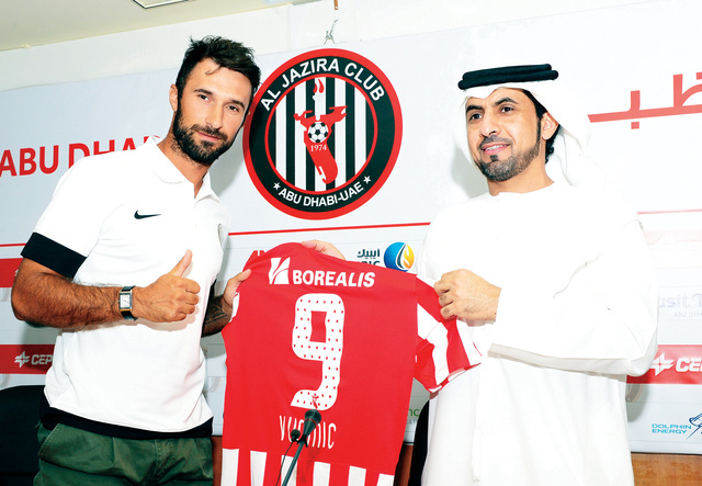 "مبخوت مع فوسينيتش وهو يحمل القميص رقم 9"