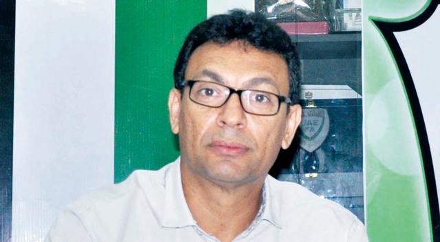 "سيرجيو خلال توقيع العقد \t البيان"