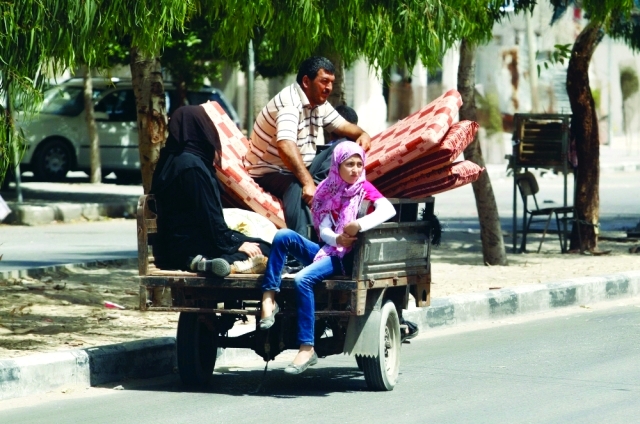 "عائلة تغادر منزلها في شمال غزة بعد تحذيرات الاحتلال\tرويترز"