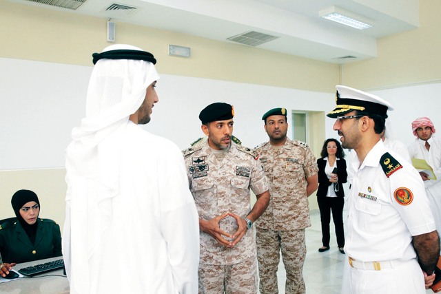 "ويتفقد عملية التسجيل بشعبة التجنيد بمعسكر آل نهيان البيان"