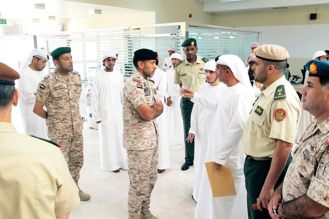 "أحمد بن طحنون يستمع إلى بعض المتقدمين وأولياء الأمور"