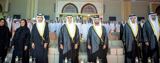"حمدان وسيف ومنصور بن زايد وهزاع بن طحنون ولبنى القاسمي ومحمد القرقاوي أثناء السلام الوطني \t\t وام"