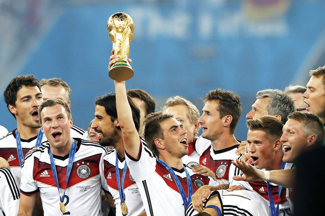 "فيليب لام كابتن منتخب المانيا يحمل كأس العالم ا ف ب"