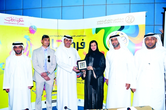 "مجلس دبي الرياضي يهدي ممثل معهد الإمارات للسياقة الدرع التذكارية البيان"
