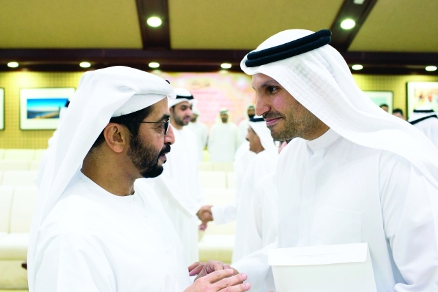"حمدان بن زايد يتبادل الحديث مع خلدون المبارك"