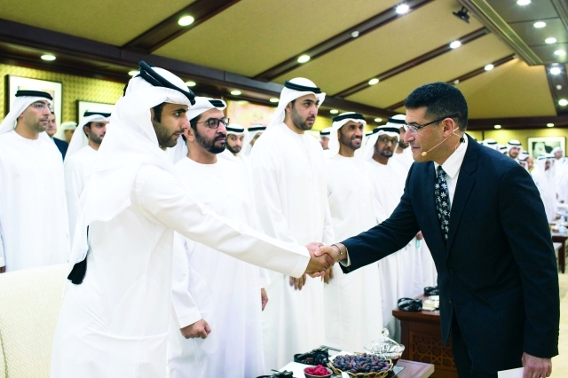 "راشد بن سعود وحمدان ونهيان بن زايد ومنصور بن محمد يصافحون مارك هاريسون"