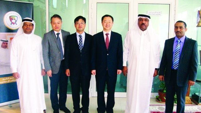"الرزوقي لدى استقباله الوفد الكوري\tالبيان"
