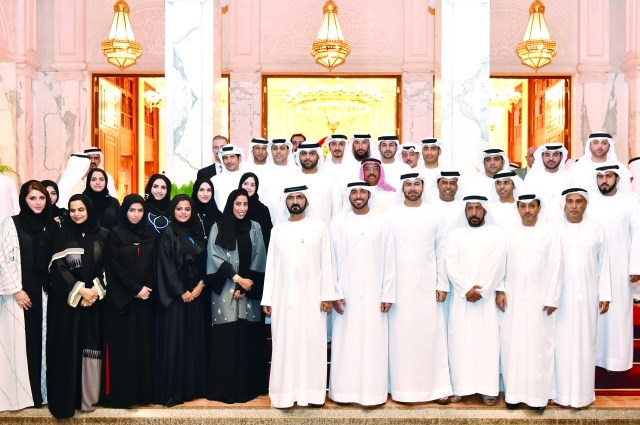 "محمد بن راشد في حديث اثناء استقبال المكرمين"