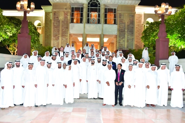 "محمد بن راشد يتوسط الحضور"