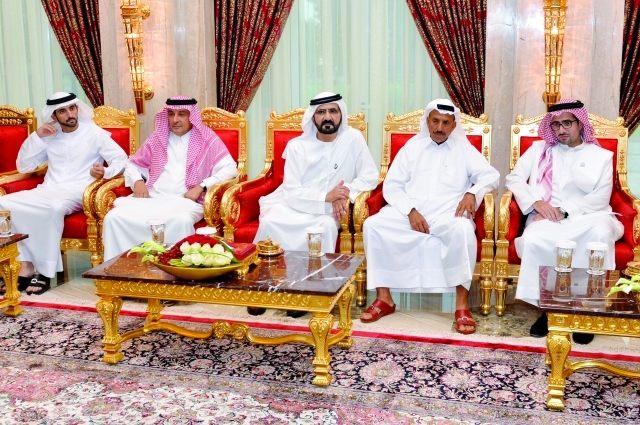 "محمد بن راشد متوسطاً الإعلاميين بحضور محمد القرقاوي \t \tتصوير ـــ محمد هشام وسيف محمد"