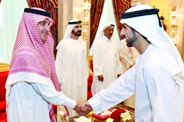 "محمد بن راشد بحضور حمدان بن محمد خلال الاستقبال بحضور الحبتور"
