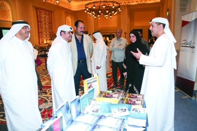 "..ويستمع إلى شرح عن الكتب المعروضة تصوير: عبد الحنان"