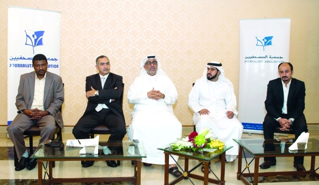 "الزملاء خلال الندوة \tالبيان"