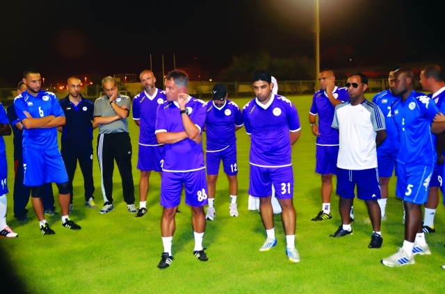 "المدرب الجديد يخاطب اللاعبين من المصدر"