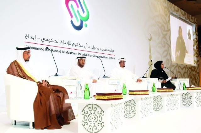 "ضاحي خلفان والمري والحداد والبحر خلال الجلسة الحوارية تصوير: عمران خالد"