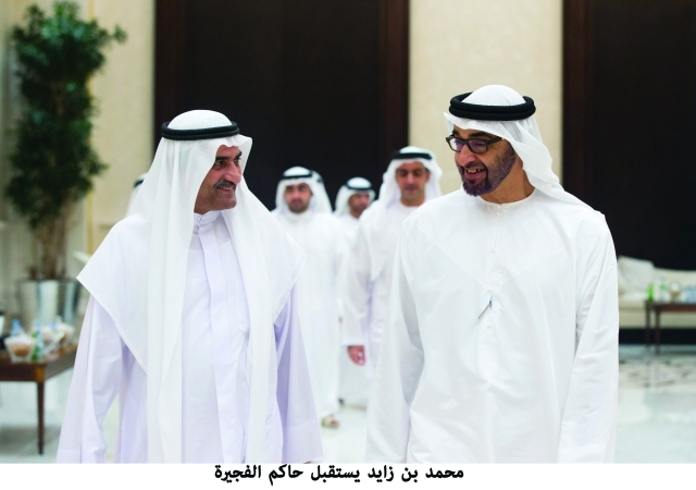 "حمد الشرقي و محمد بن زايد خلال الاستقبال بحضور سيف بن زايد"