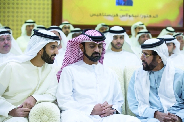 "عمار النعيمي ومحمد بن سعود وطحنون بن محمد يتبادلون الحديث"