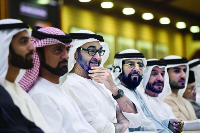 "ولي عهد أبوظبي وعمار النعيمي ومحمد بن سعود وطحنون وسرور بن محمد وراشد بن حميد يستمعون للمحاضر"