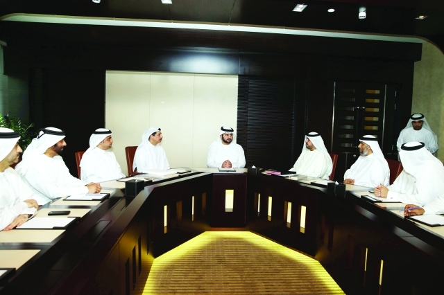 "مكتوم بن محمد يترأس الاجتماع بحضور عيسى كاظم وابن مسحار والمطوع والسميطي وموسى والطنيجي ومباشري والمقبالي تصوير- خليفة اليوسف"