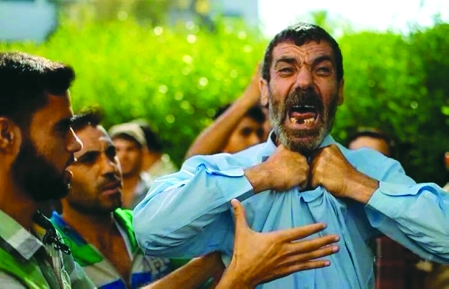 "أب من عائلة بكر يبكي بحرقة بعد استشهاد أطفاله الأربعة من المصدر"