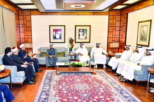 "نائب رئيس الدولة خلال استقباله أحمد الطيب بحضور مكتوم بن محمد ومحمد الشيباني وبوملحه وخليفة سليمان وسلطان السبوسي تصوير: محمد هشام"