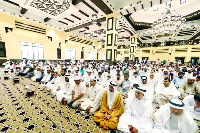 "الشيباني والريس والمصلون الذين غص بهم المسجد  تصوير: عماد علاءالدين"