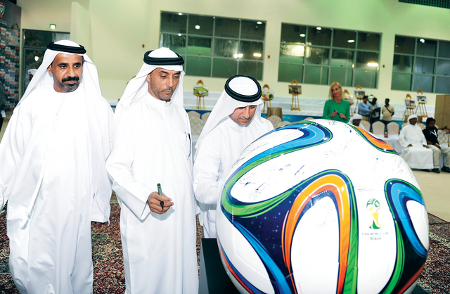 "راشد بن هلي خلال استقبال اعضاء العمومية"