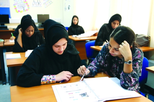 "الطالبات خلال تأهيلهن للمشاركة في المبادرة"