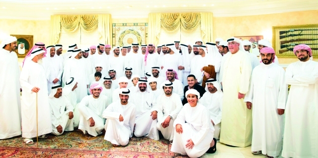 "محمد بن زايد خلال مأدبة الإفطار بحضور حمدان بن زايد وام"