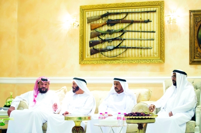 "عوض بن سعيد سويلم الكتبي خلال مأدبة الإفطار"