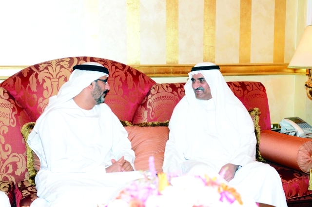 "حاكم الفجيرة مستقبلاً المهنئين\tوام"