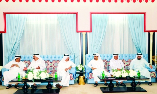 "حاكم أم القيوين يتبادل الحديث مع المهنئين\tوام"
