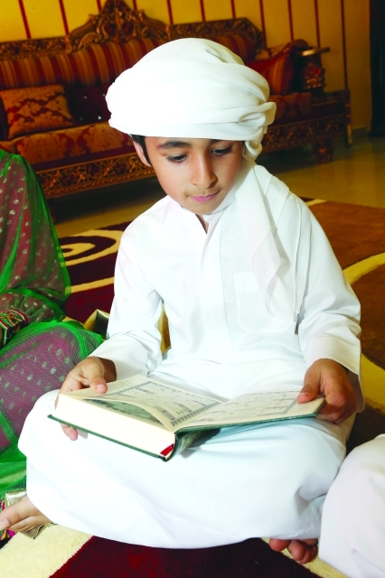 "..ونجله الصغير يقرأ قصار السور"