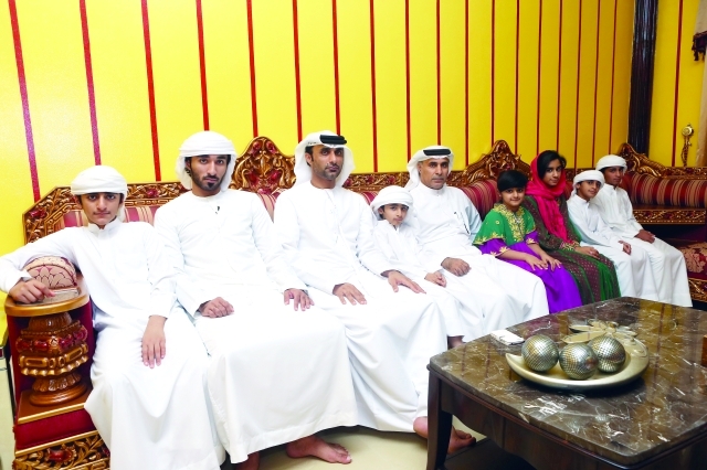 "جاسم فايز يتوسط أفراد أسرته\tتصوير: غلام كاركر"