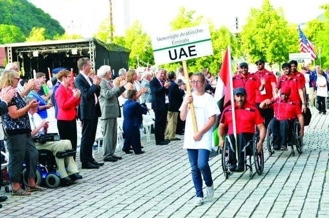 "علم الإمارات خلال طابور عرض الفرق في حفل الافتتاحَ تصوير- جابر عابدين"