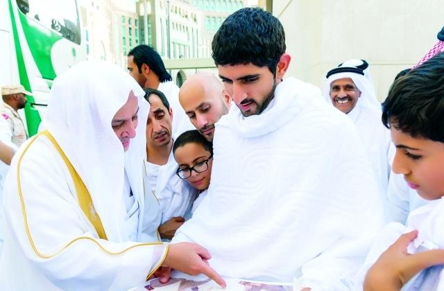 "سموه يستمع بحضور سعيد بن مكتوم إلى شرح من أحد الأئمة"