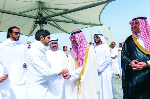 "ولي عهد دبي ومرافقوه خلال استقبال رسمي"