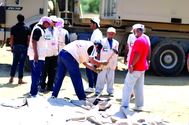"متطوعون في الهلال يجهزون خيام العلاج \t\t\t البيان"